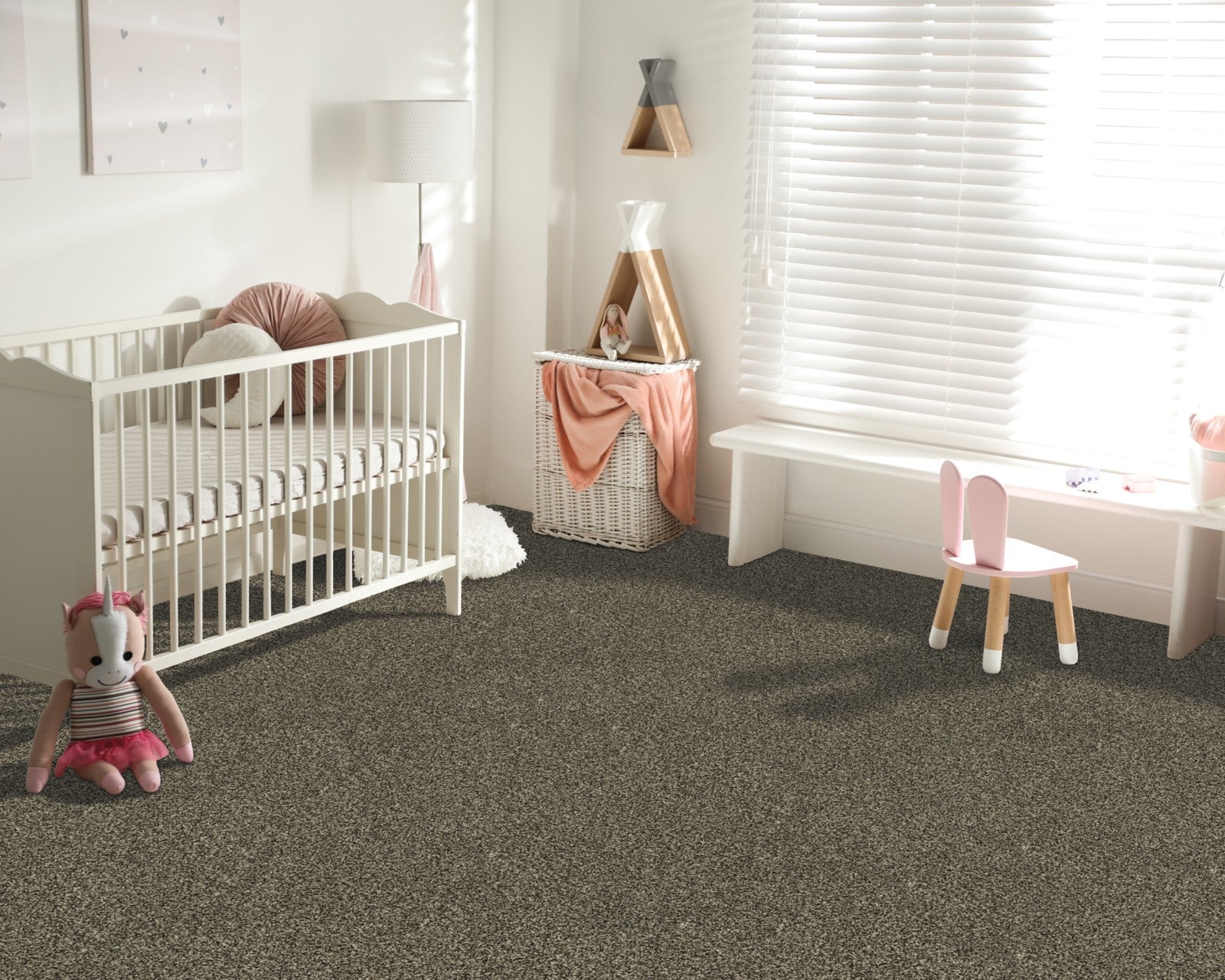 Mohawk Revive in Mercury Shadows, Carpet room scene
