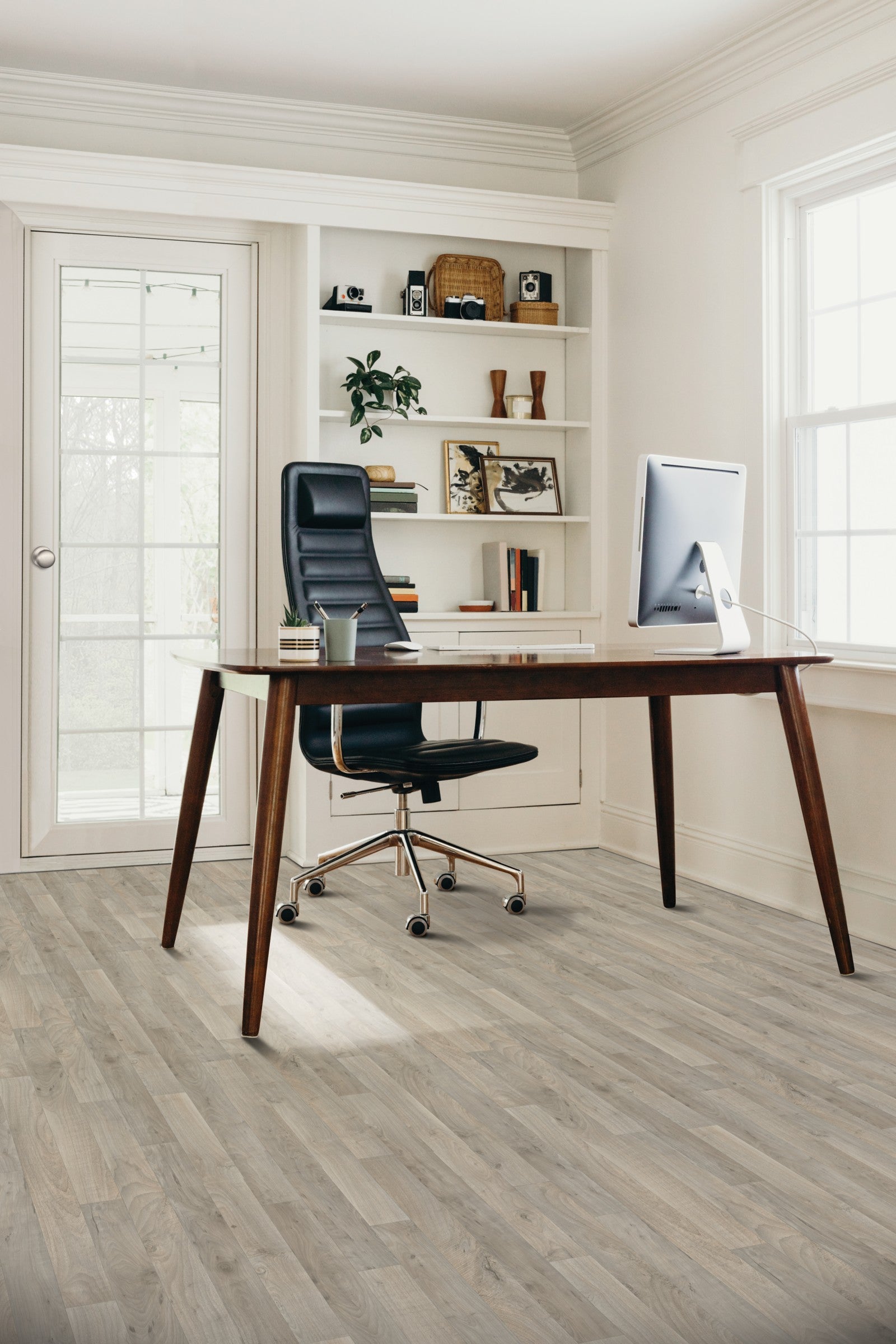 Mohawk Tempris in Lakeshore Oak 797, Resilient/Vinyl room scene