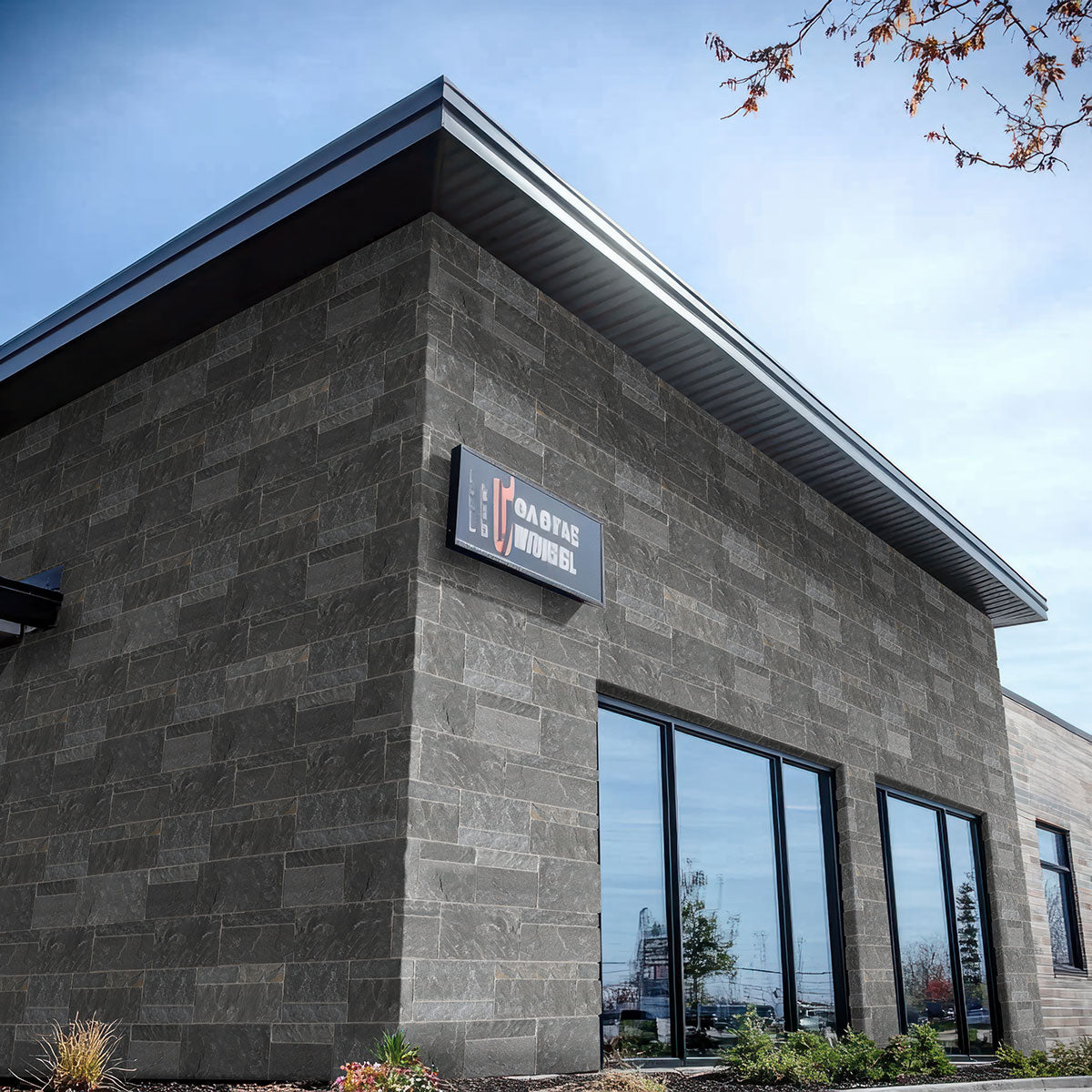 MSI Avalon Bay Sawn Ashlar Light Tumbled Rockmount — room scene