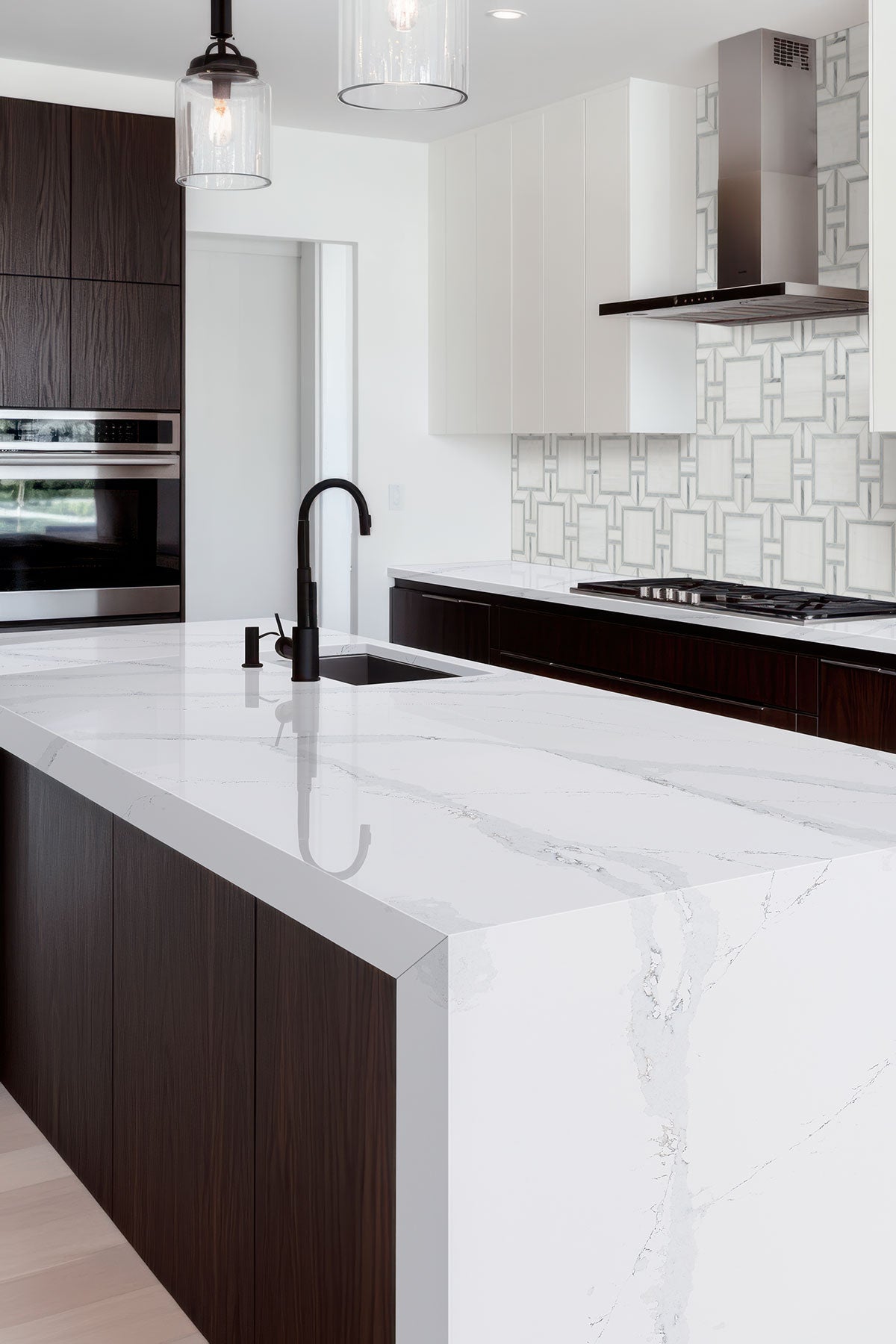 MSI Bianco Dolomite Alana Polished Mosaic — surface detail in natural tonality