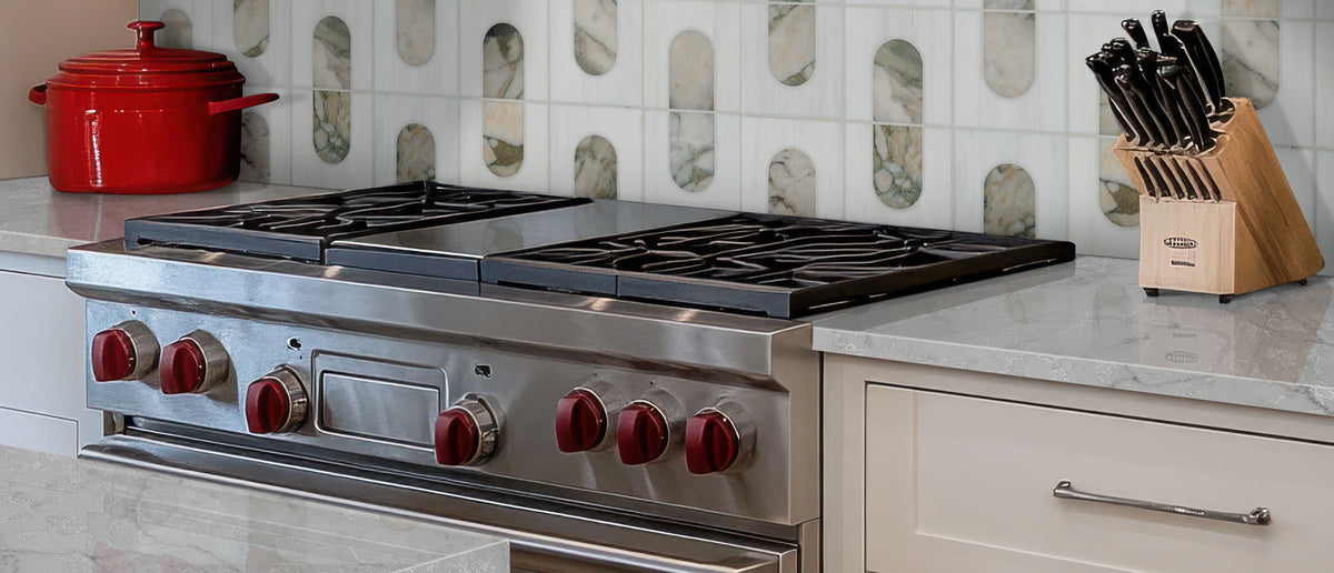 MSI Calacatta Versailles, surface detail in natural tonality, in a kitchen