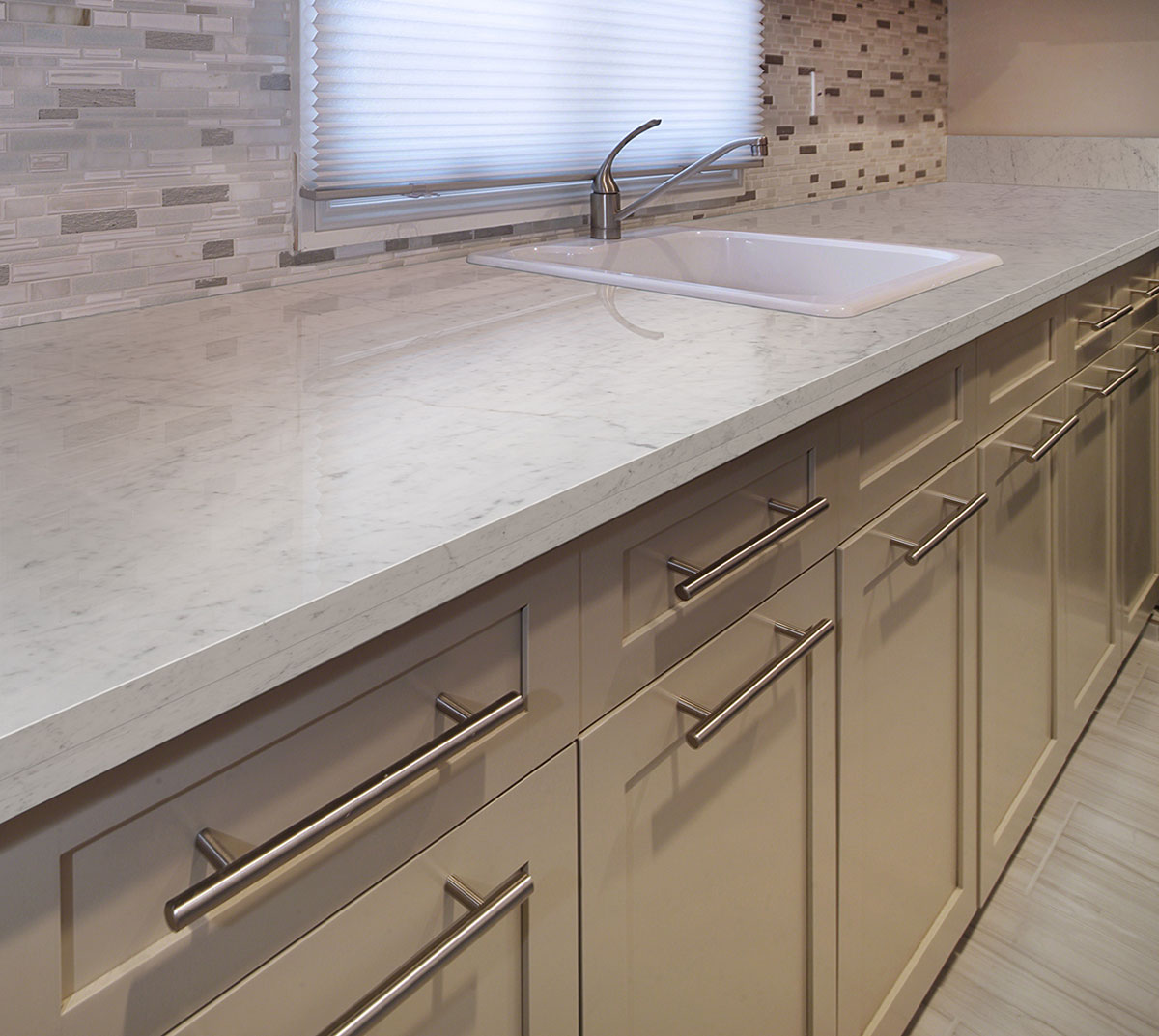 MSI Stone Blend Everest Interlocking Porcelain Tile — room scene