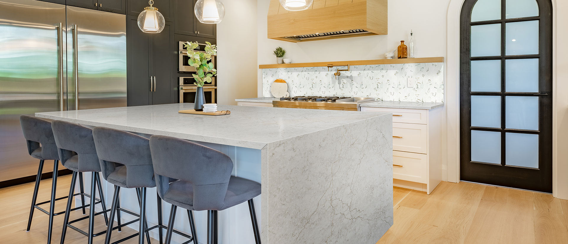 MSI Calacatta Miraggio Cove — surface detail in natural tonality