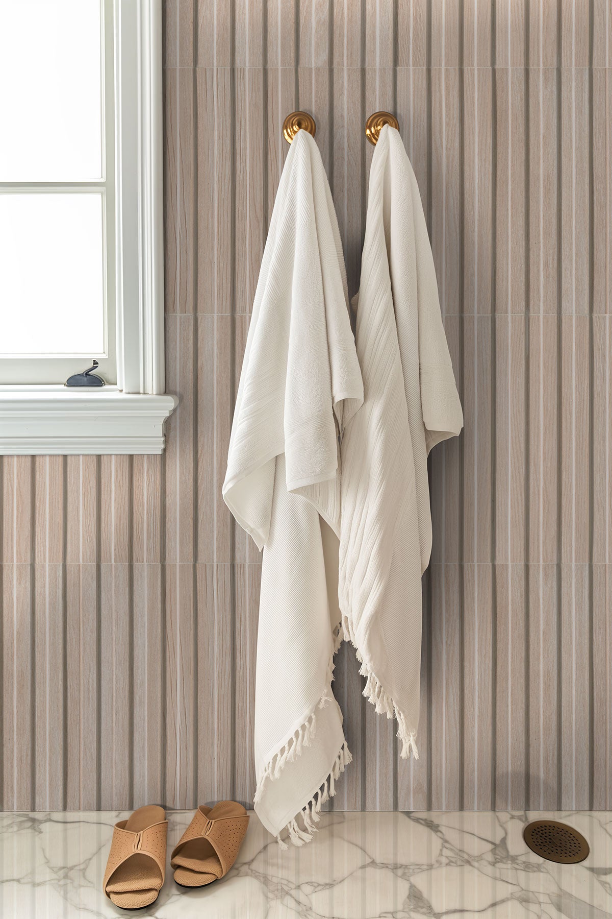 MSI HipHop Sinfonia Hip Hop Abedul Fluted Tile — surface detail in natural tonality