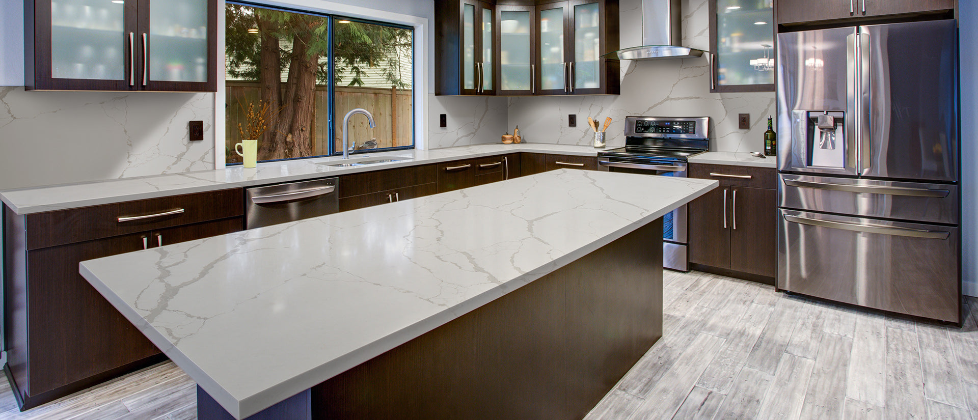 MSI New Calacatta Laza Quartz, surface detail in natural tonality, third view