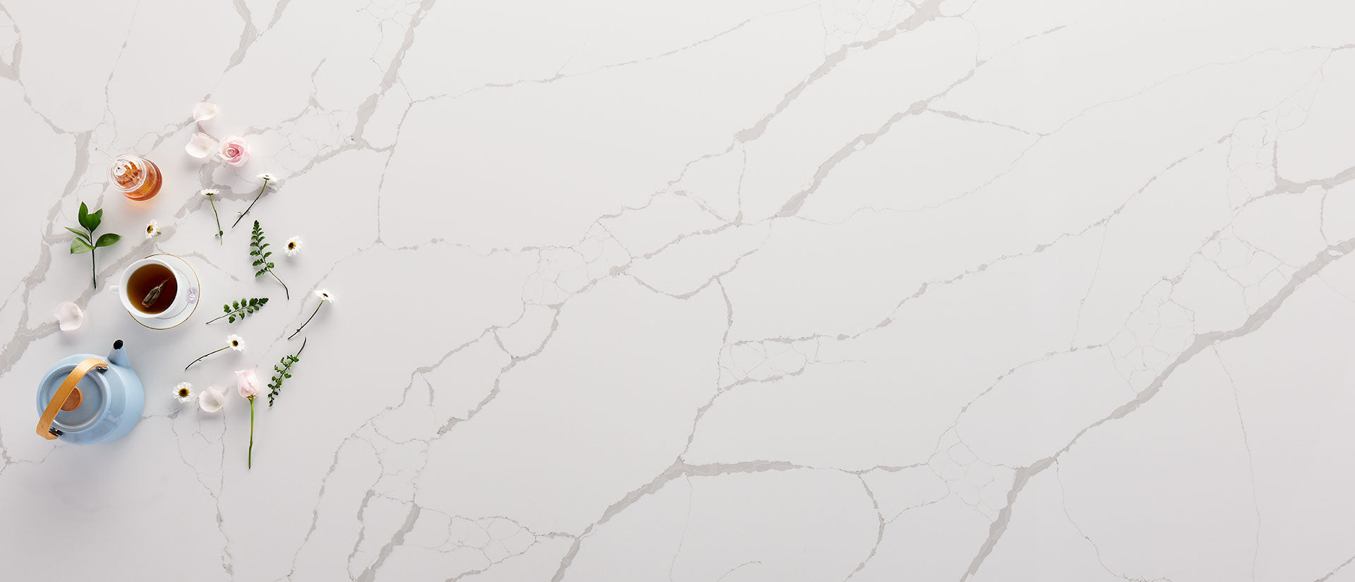 MSI New Calacatta Laza Quartz, surface detail in natural tonality