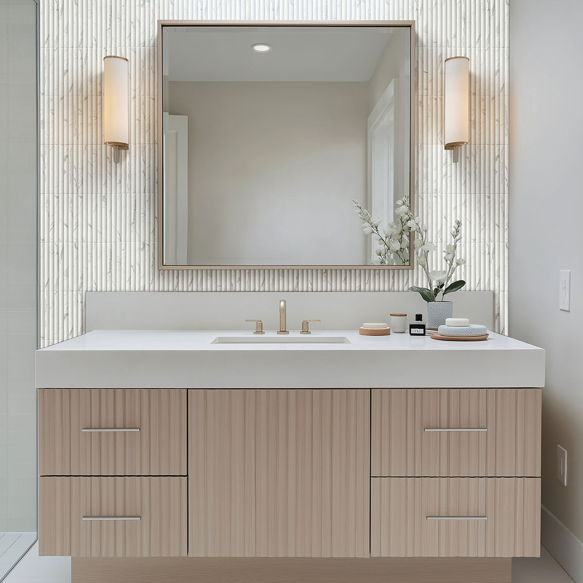 MSI Scanalato Calacatta 5 x 10 Satin — surface detail in natural tonality