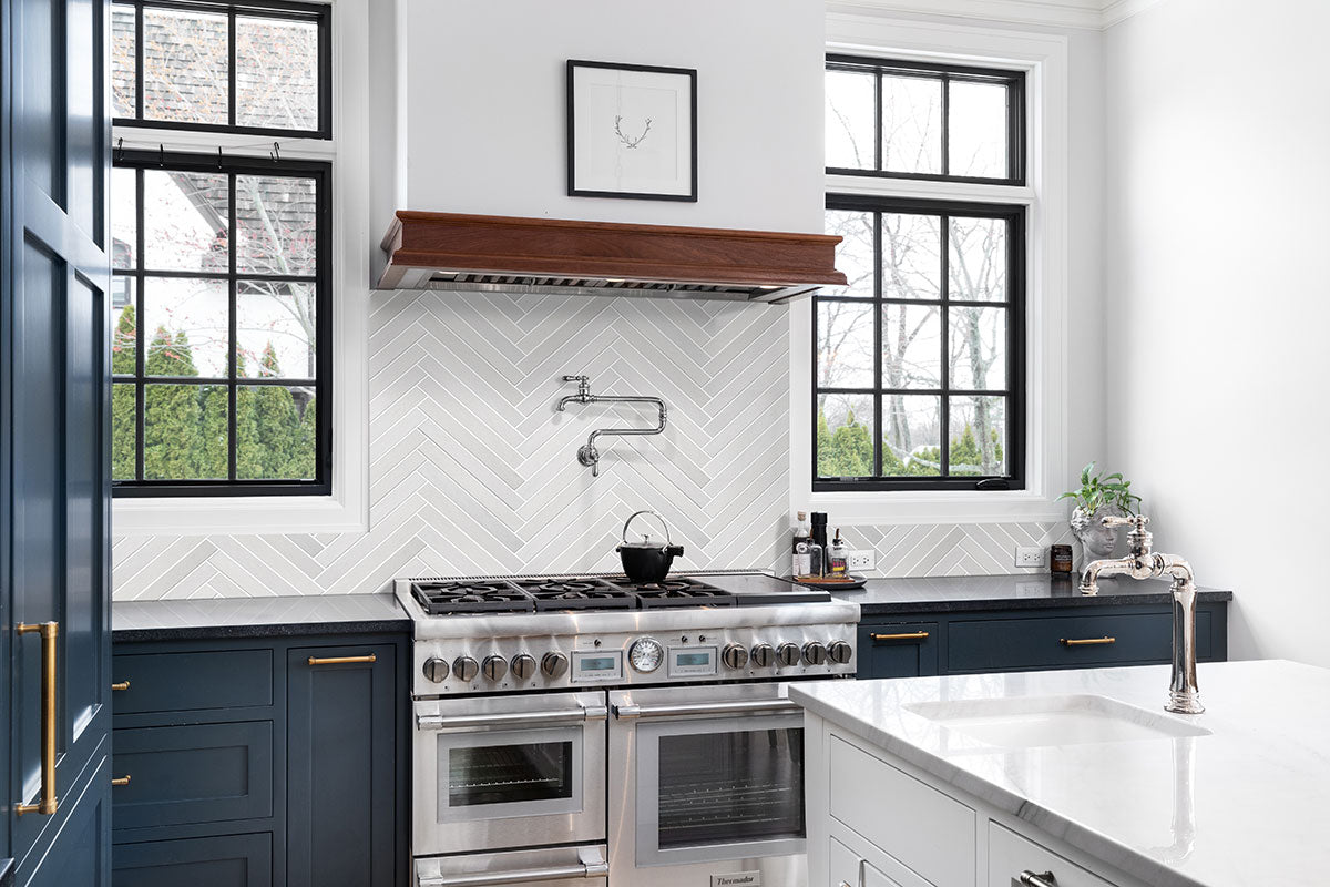 MSI Brickstone White 2x18 — surface detail in white tonality